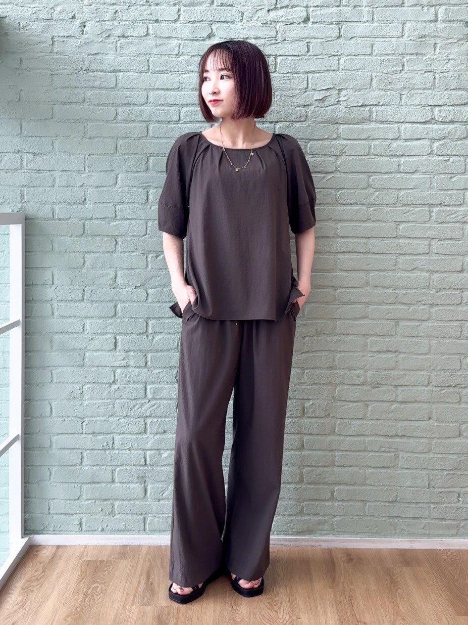 ブラウン系のシャツ/ブラウス、ブラウン系のその他パンツ、ブラック系のサンダルを着用したレディースの春コーディネートの5枚目の写真