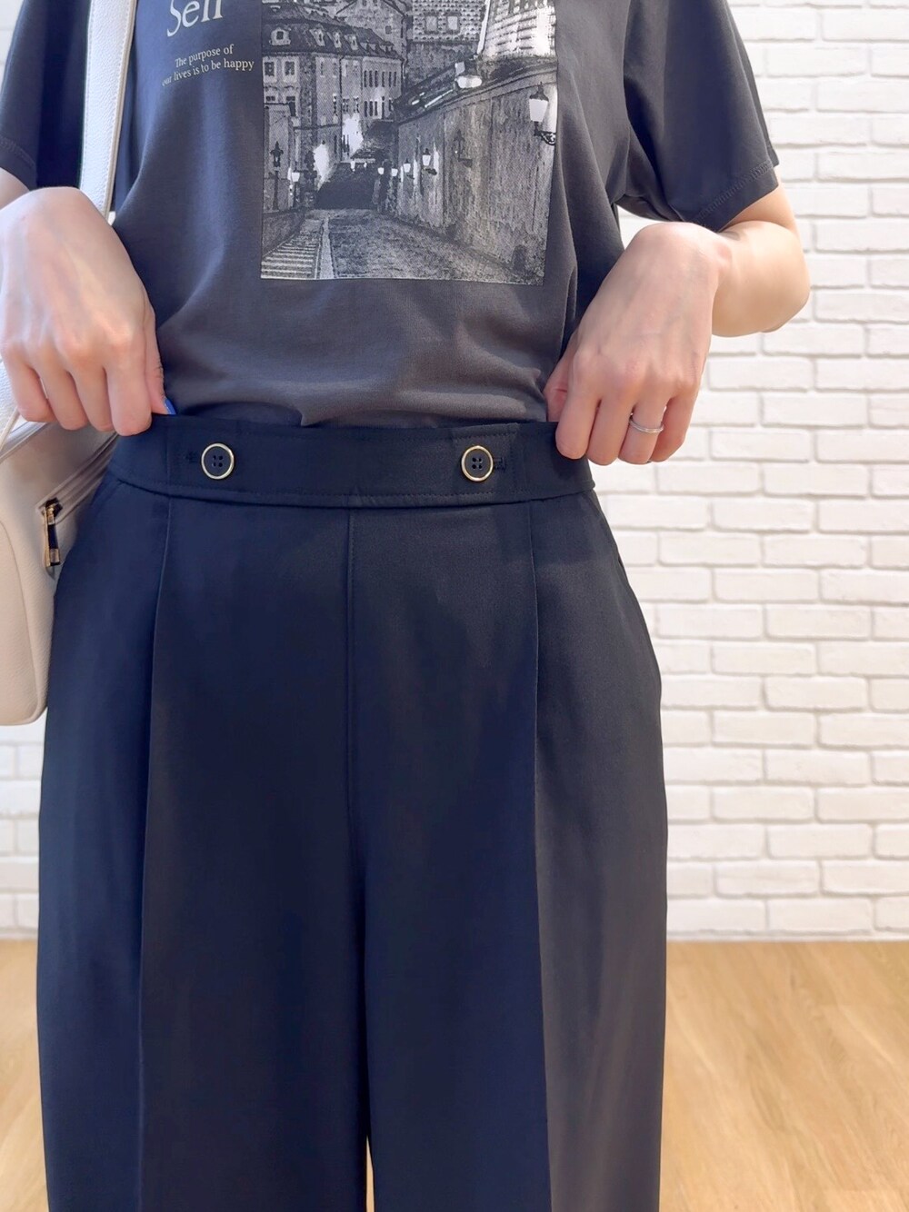 グレー系のTシャツ/カットソー、ブラック系のその他パンツ、ブラック系のサンダルを着用したレディースの夏コーディネートの9枚目の写真