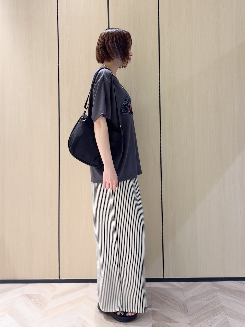 グレー系のTシャツ/カットソー、ホワイト系のその他パンツ、ブラック系のサンダルを着用したレディースの夏コーディネートの8枚目の写真