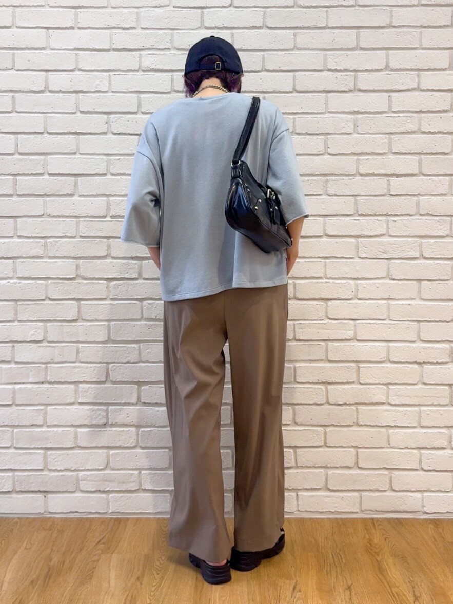 ブルー系のTシャツ/カットソー、ブラウン系のその他パンツ、ブラック系のサンダルを着用したレディースの夏コーディネートの3枚目の写真