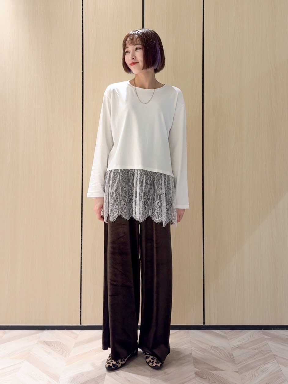 レッド系のカーディガン/ボレロ、ホワイト系のTシャツ/カットソー、ブラウン系のその他パンツを着用したレディースの秋コーディネートの7枚目の写真