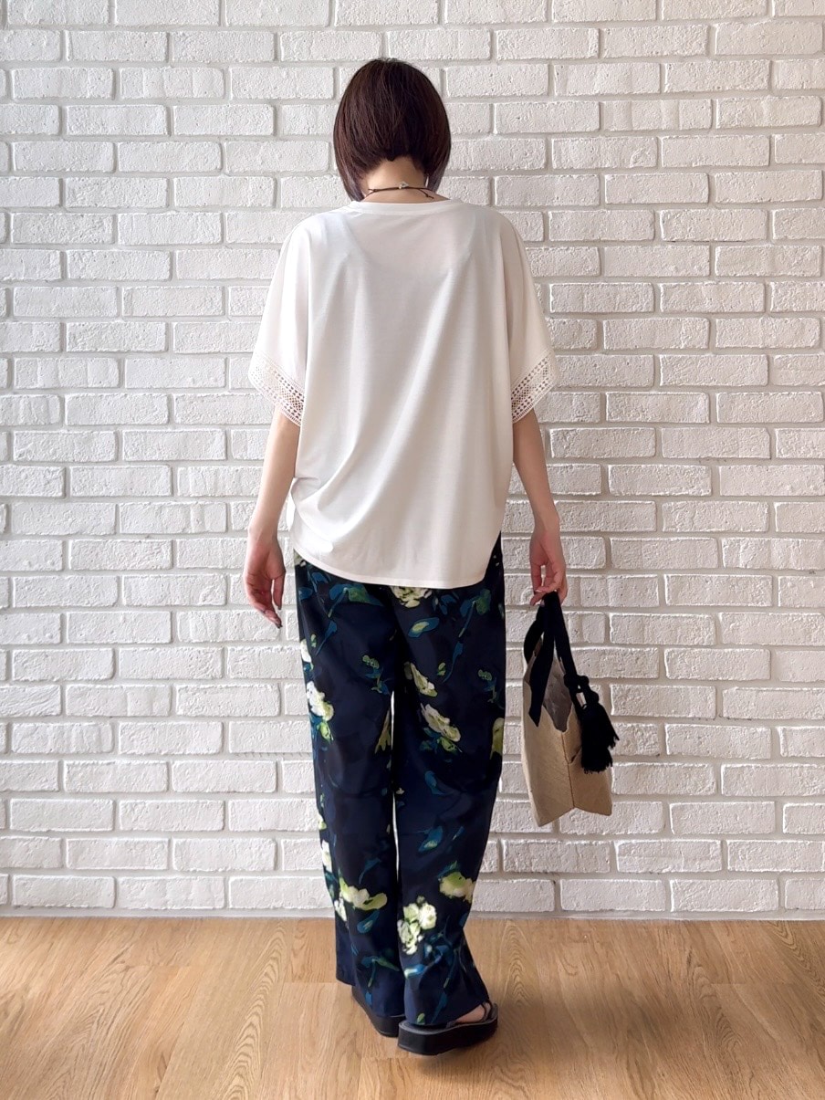 ブルー系のその他パンツ、グレー系のサンダル、ブラック系のトートバッグを着用したレディースの夏コーディネートの3枚目の写真
