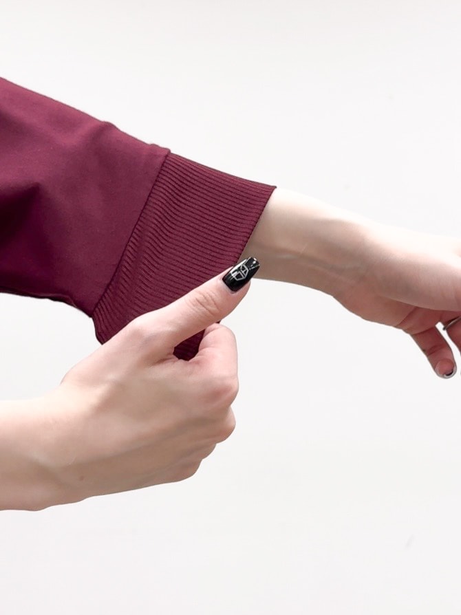 レッド系のシャツ/ブラウス、ブルー系のデニムスカート、ブラック系のパンプスを着用したレディースの秋コーディネートの6枚目の写真
