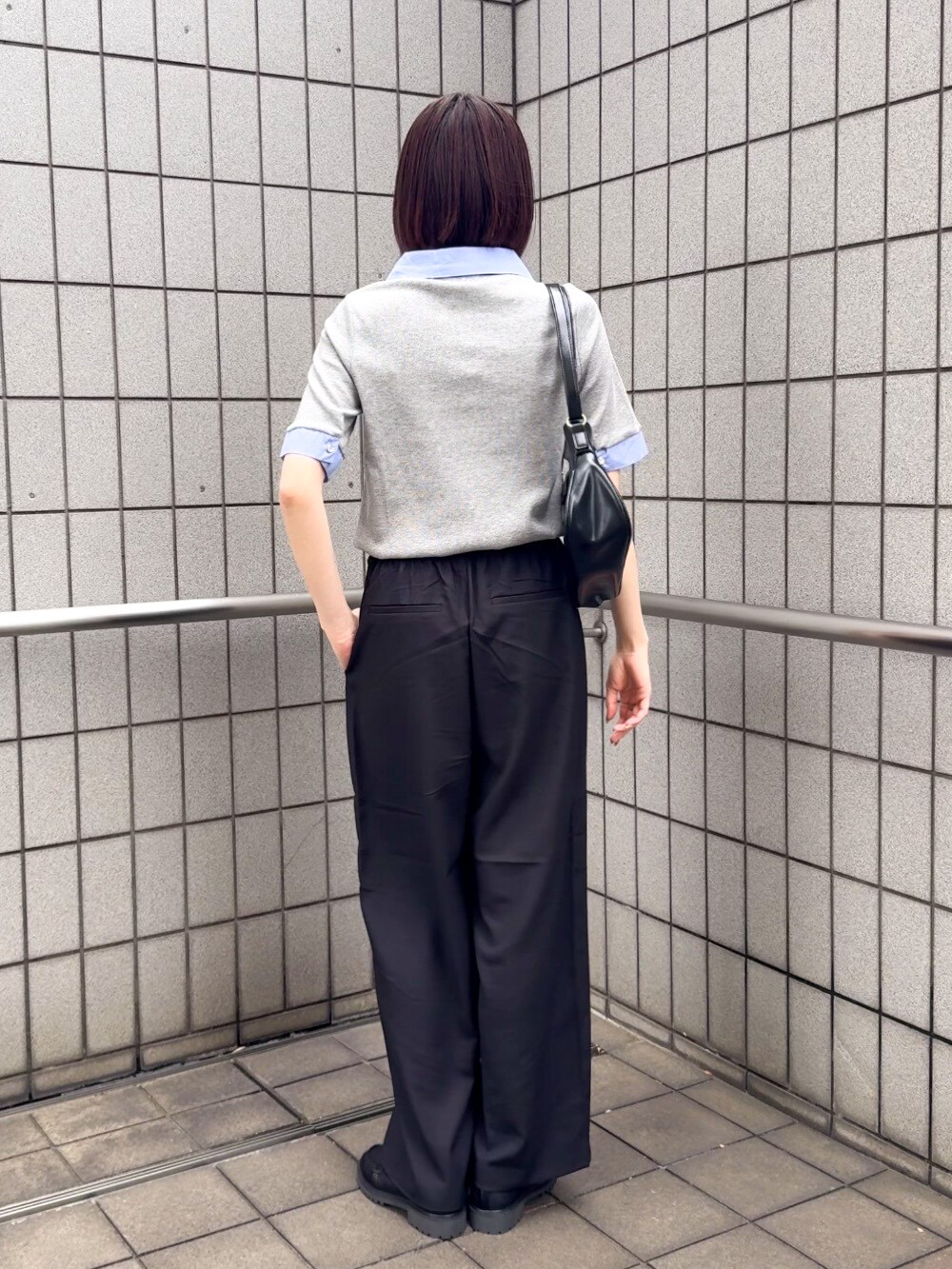 グレー系のTシャツ/カットソー、ブラック系のその他パンツ、ブラック系のパンプスを着用したレディースの春コーディネートの3枚目の写真