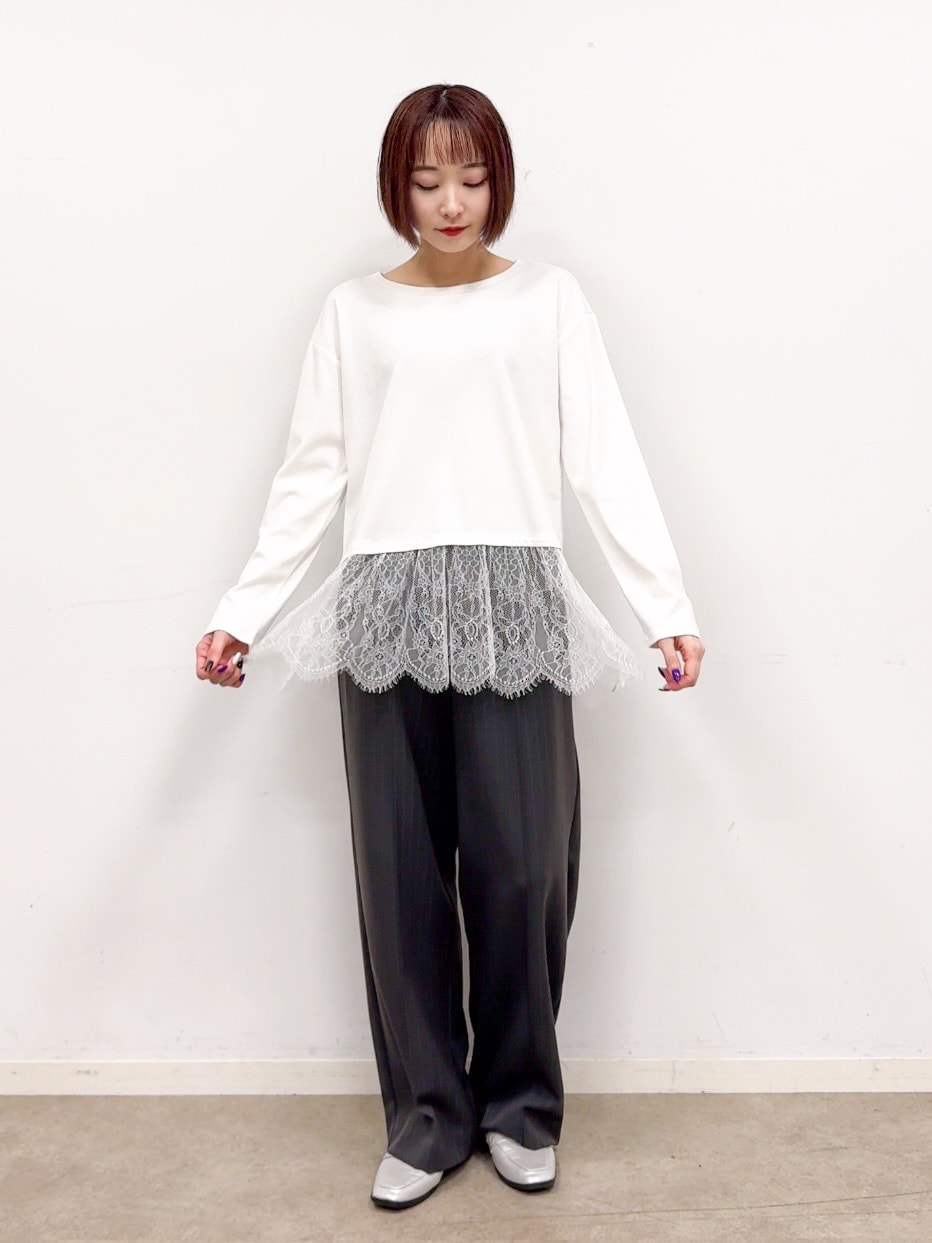 ホワイト系のTシャツ/カットソー、シルバー系のパンプス、ブラック系のショルダーバッグを着用したレディースの夏コーディネートの8枚目の写真