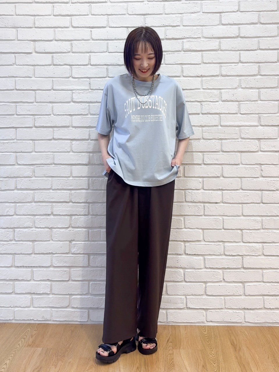 ブラック系のカーディガン/ボレロ、ブラウン系のその他パンツ、ブラック系のサンダルを着用したレディースの夏コーディネートの6枚目の写真