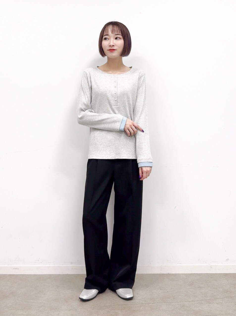 グレー系のTシャツ/カットソー、ブラック系のその他パンツ、シルバー系のパンプスを着用したレディースの秋コーディネートの8枚目の写真