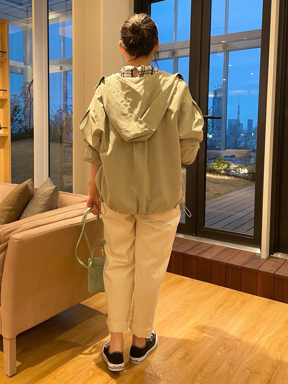 グリーン系のブルゾン、ブラック系のシャツ/ブラウス、ホワイト系のサロペット/オーバーオールを着用したレディースの春コーディネートの3枚目の写真