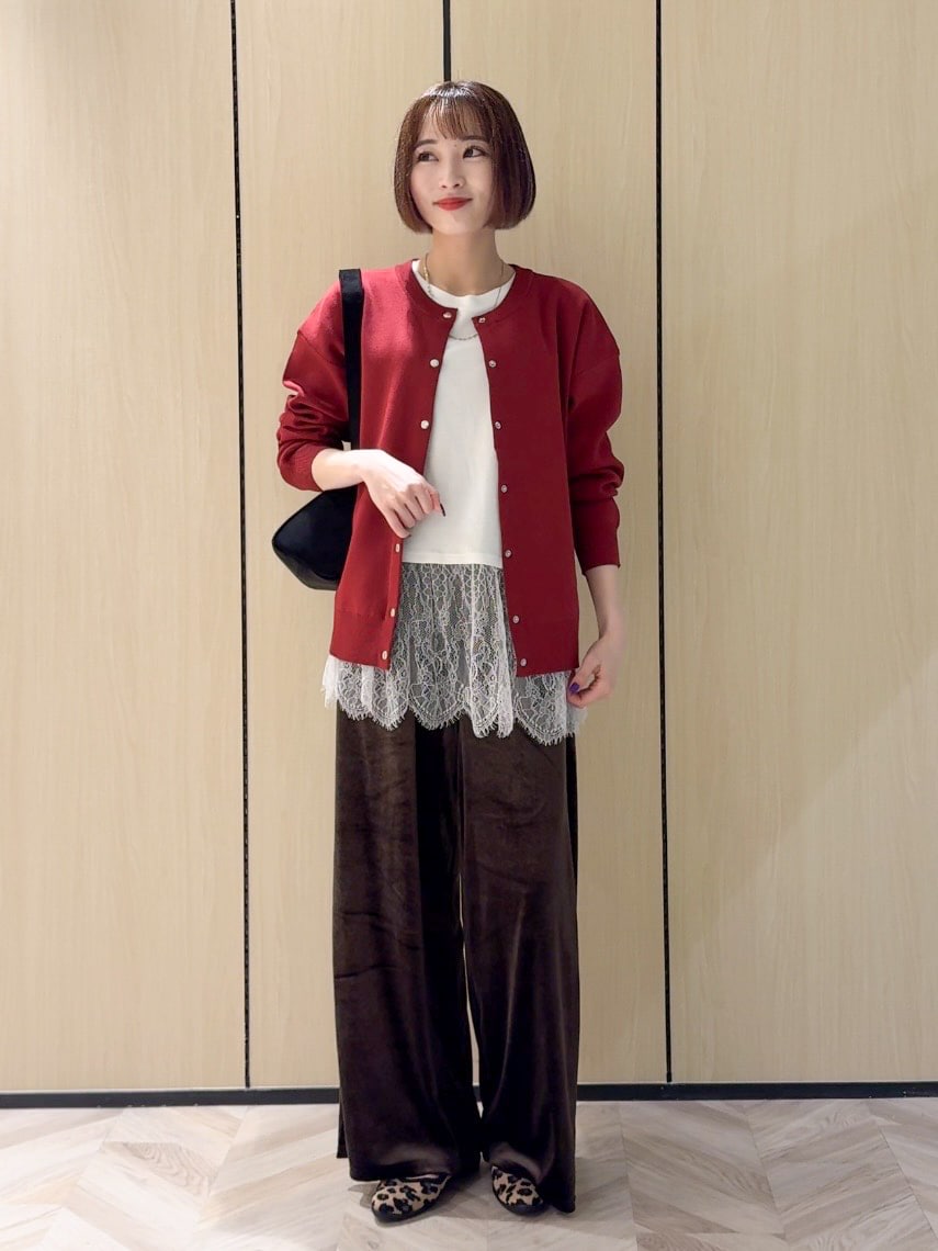 レッド系のカーディガン/ボレロ、ホワイト系のTシャツ/カットソー、ブラウン系のその他パンツを着用したレディースの秋コーディネートの5枚目の写真