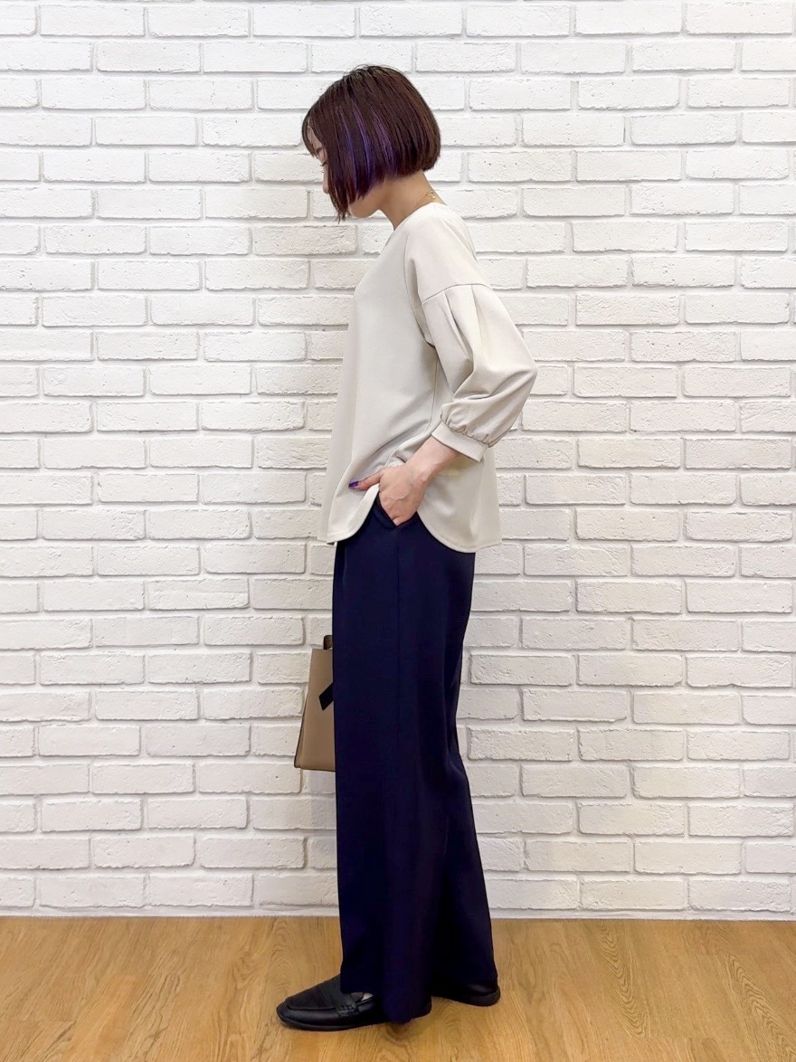 ブルー系のその他パンツ、ブラック系のパンプスを着用したレディースの夏コーディネートの3枚目の写真