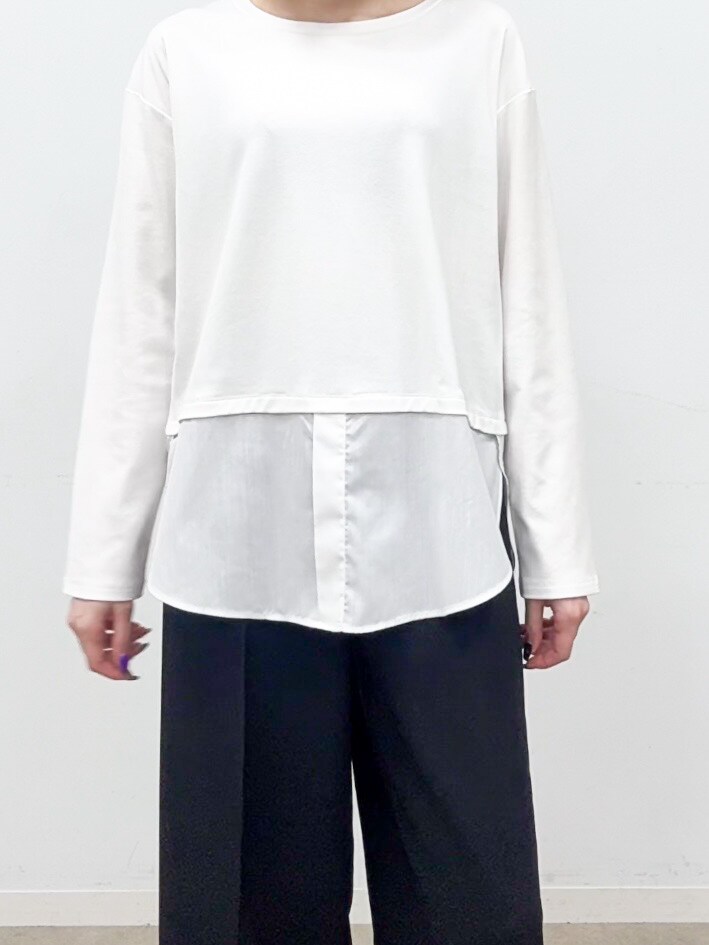 ホワイト系のTシャツ/カットソー、ブラック系のその他パンツ、ブラック系のその他シューズを着用したレディースの夏コーディネートの8枚目の写真