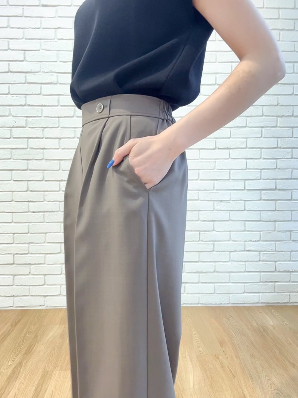 ブラック系のニット/セーター、ブラウン系のその他パンツ、ブラック系のサンダルを着用したレディースの夏コーディネートの10枚目の写真