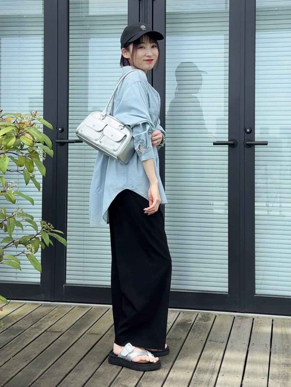 ブルー系のシャツ/ブラウス、グレー系のTシャツ/カットソー、ブラック系のその他パンツを着用したレディースの春コーディネートの2枚目の写真