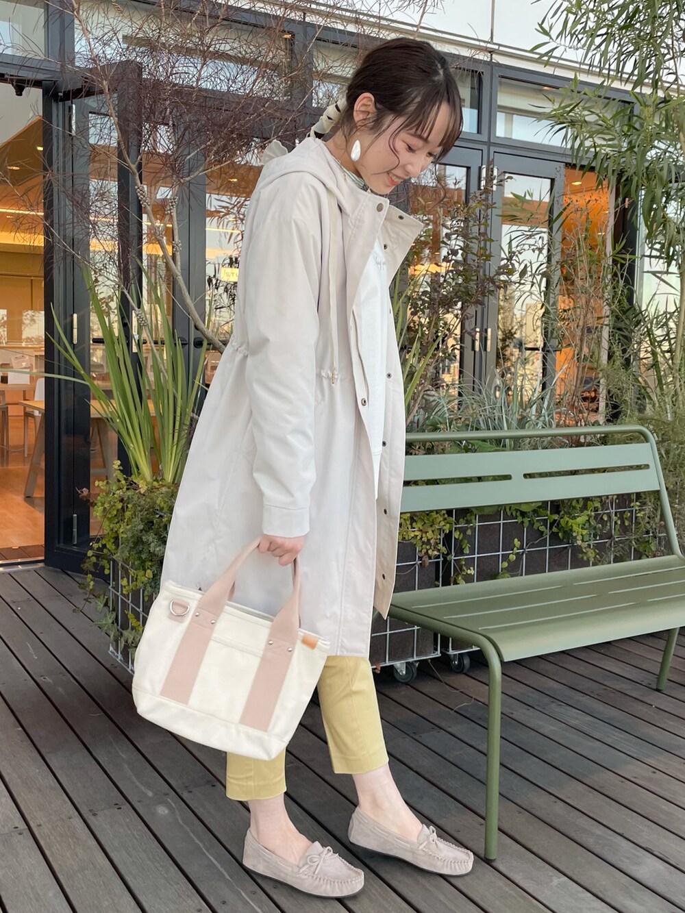 ホワイト系のモッズコート、ホワイト系のスウェット、グリーン系のシャツ/ブラウスを着用したレディースの春コーディネートの2枚目の写真