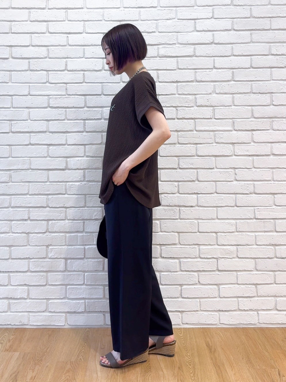 ホワイト系のシャツ/ブラウス、ブラウン系のTシャツ/カットソー、ブラック系のその他パンツを着用したレディースの夏コーディネートの8枚目の写真