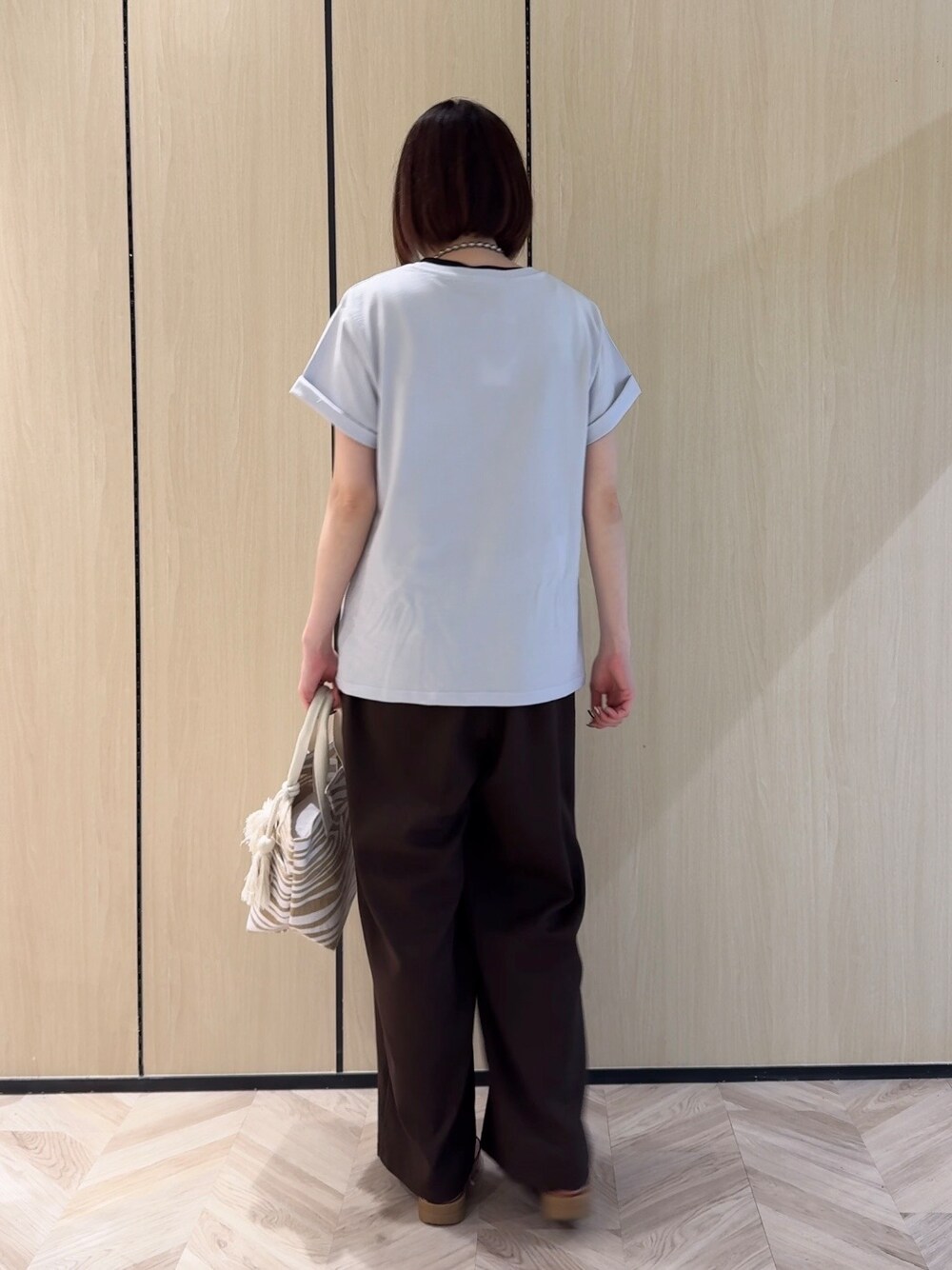 ブルー系のTシャツ/カットソー、ブラウン系のシャツ/ブラウス、ブラウン系のその他パンツを着用したレディースの夏コーディネートの6枚目の写真