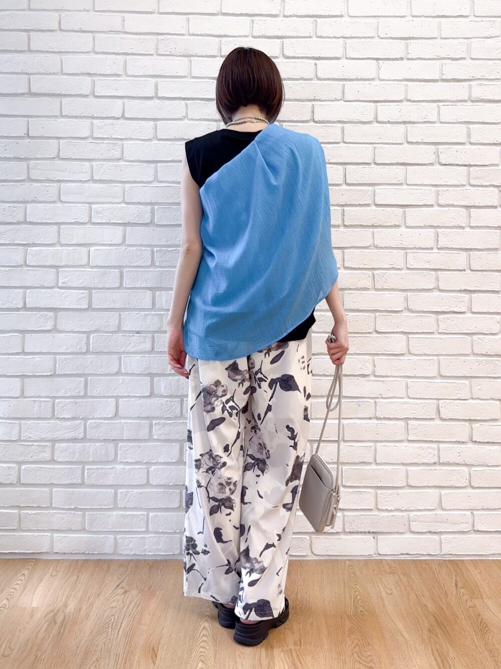 ブラック系のTシャツ/カットソー、ブルー系のシャツ/ブラウス、ホワイト系のその他パンツを着用したレディースの夏コーディネートの3枚目の写真