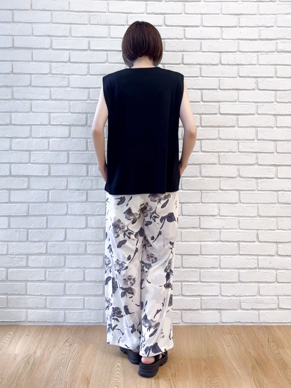 ブラック系のTシャツ/カットソー、ブルー系のシャツ/ブラウス、ホワイト系のその他パンツを着用したレディースの夏コーディネートの9枚目の写真