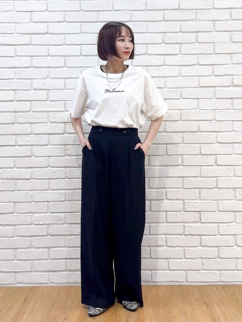 グレー系のカーディガン/ボレロ、ホワイト系のTシャツ/カットソー、ブラック系のその他パンツを着用したレディースの秋コーディネートの8枚目の写真