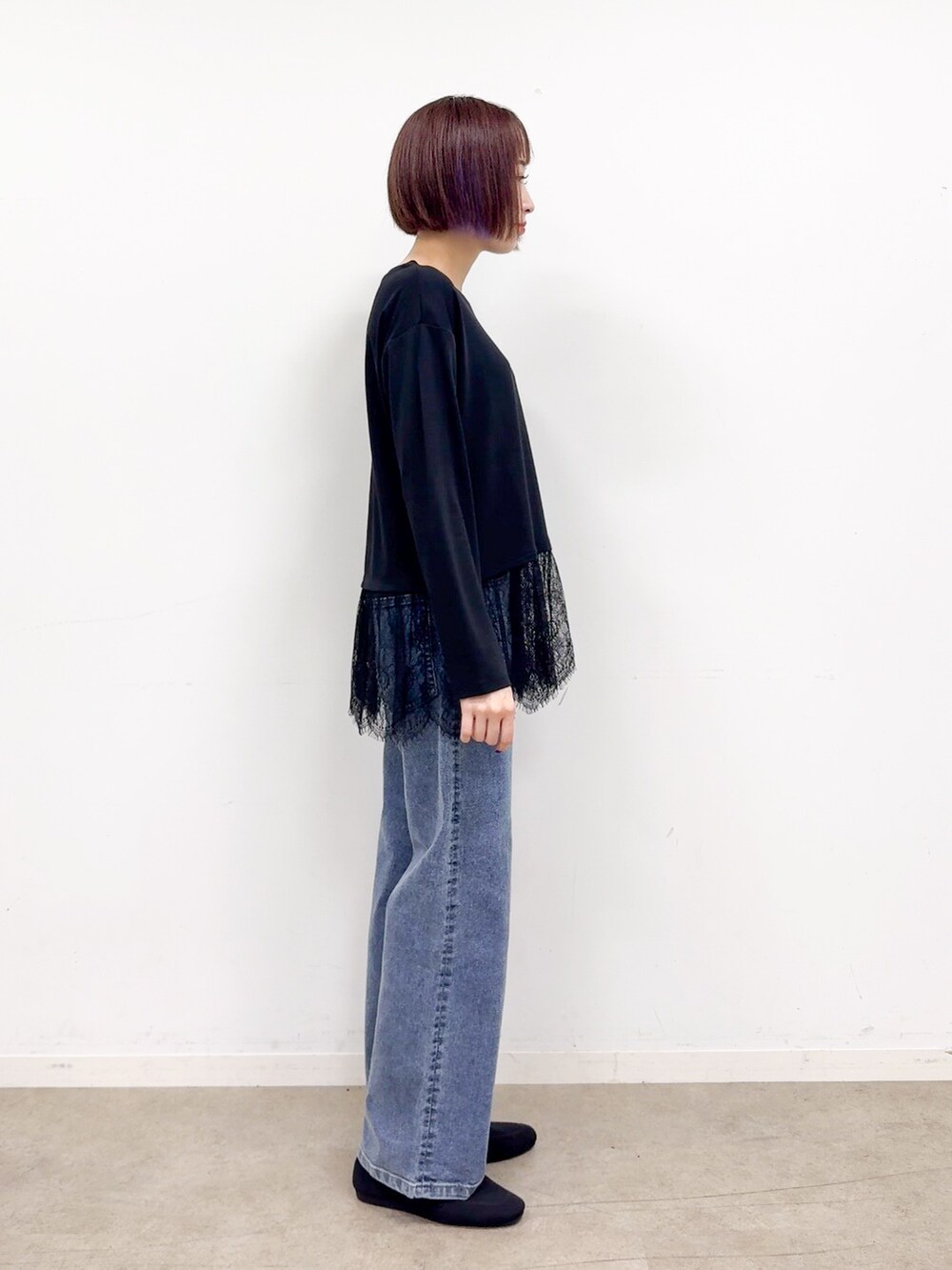 レッド系のカーディガン/ボレロ、ブラック系のTシャツ/カットソー、ブルー系のデニムパンツを着用したレディースの夏コーディネートの10枚目の写真