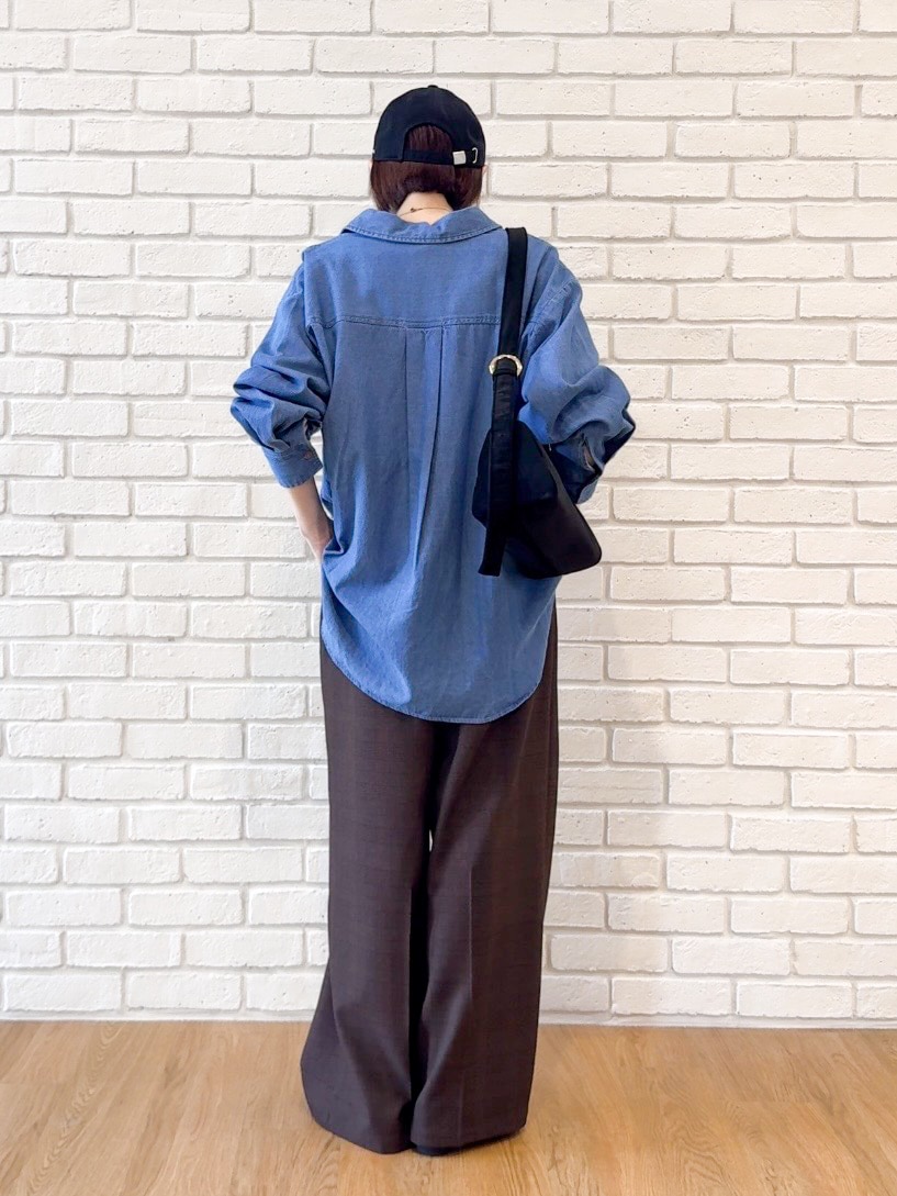 ブルー系のシャツ/ブラウス、ホワイト系のTシャツ/カットソー、ブラウン系のその他パンツを着用したレディースの秋コーディネートの3枚目の写真