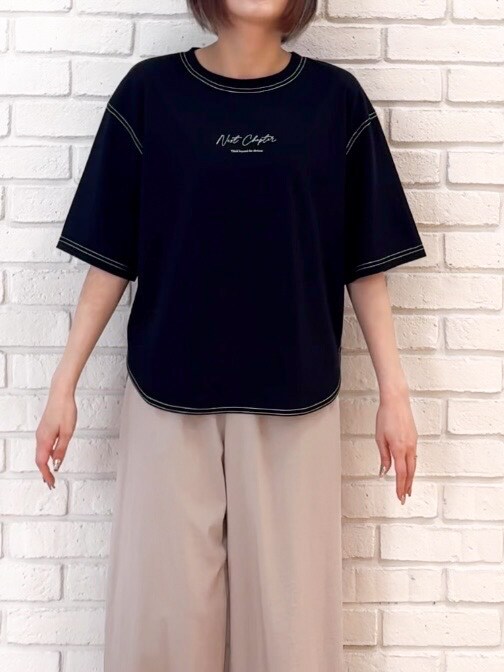 ブラック系のTシャツ/カットソー、ベージュ系のその他パンツ、ブラック系のサンダルを着用したレディースの夏コーディネートの9枚目の写真