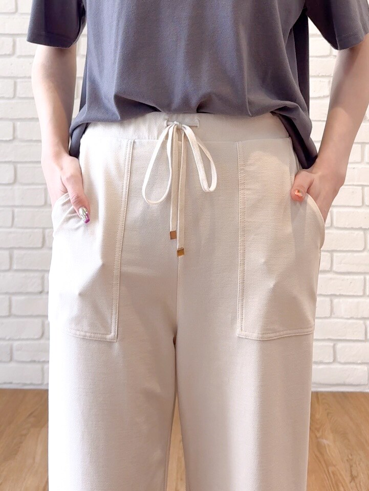 ホワイト系のその他パンツ、ブラック系のサンダル、シルバー系のショルダーバッグを着用したレディースの夏コーディネートの5枚目の写真
