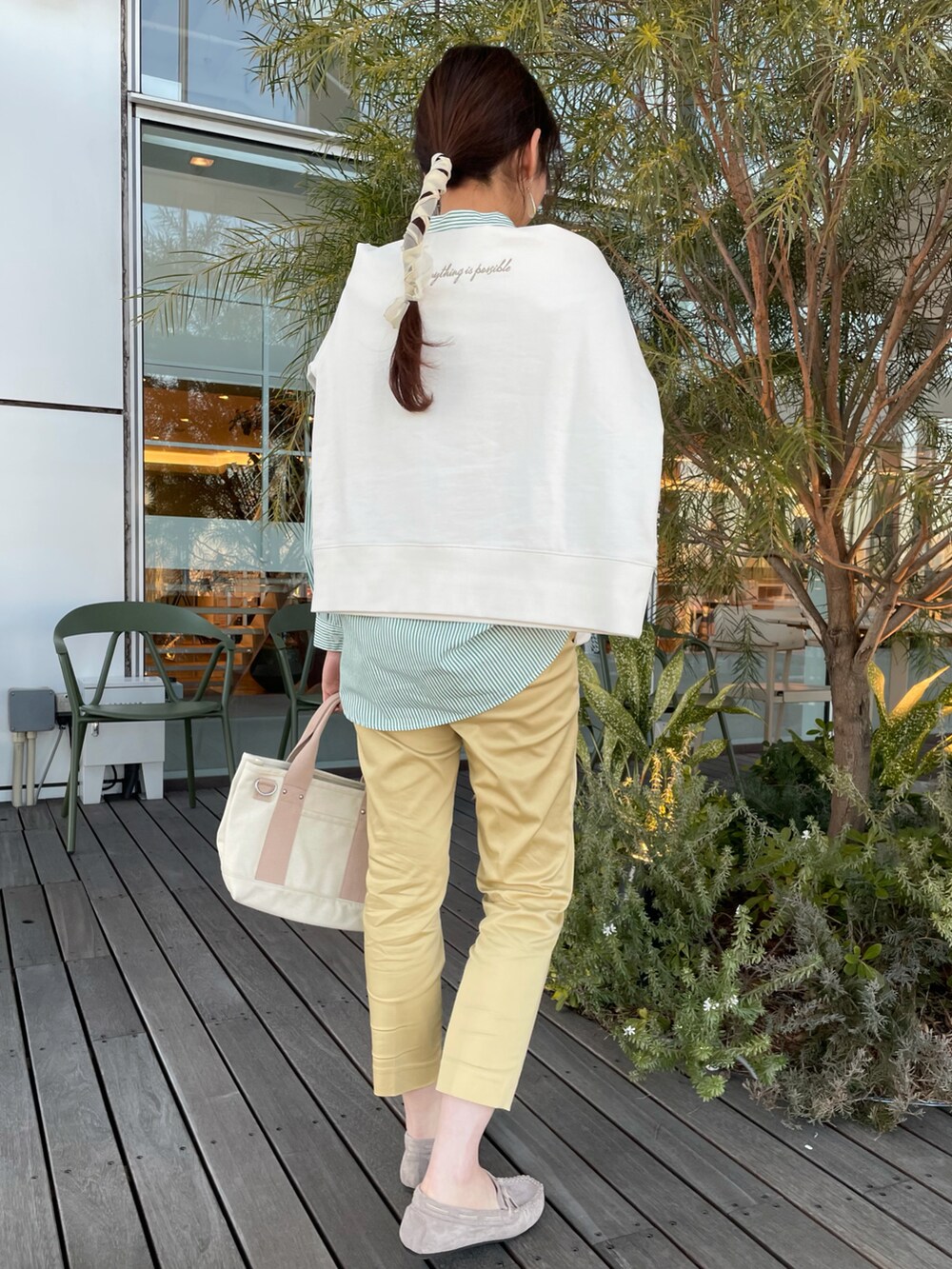 グリーン系のシャツ/ブラウス、ホワイト系のスウェット、イエロー系のその他パンツを着用したレディースの春コーディネートの3枚目の写真