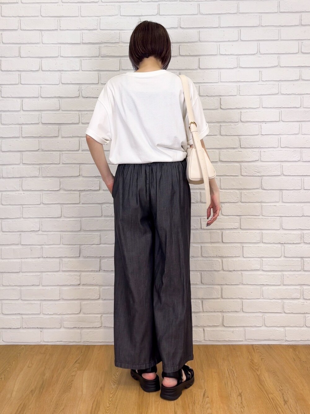 ホワイト系のTシャツ/カットソー、ブルー系のシャツ/ブラウス、ブラック系のその他パンツを着用したレディースの夏コーディネートの9枚目の写真