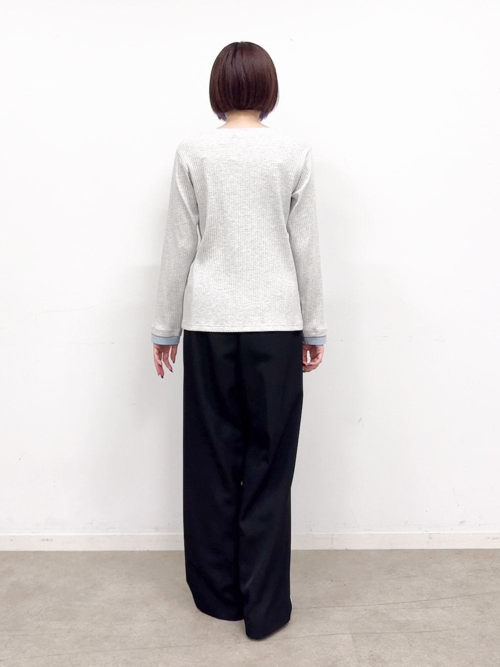 グレー系のTシャツ/カットソー、ブラック系のその他パンツ、シルバー系のパンプスを着用したレディースの秋コーディネートの10枚目の写真
