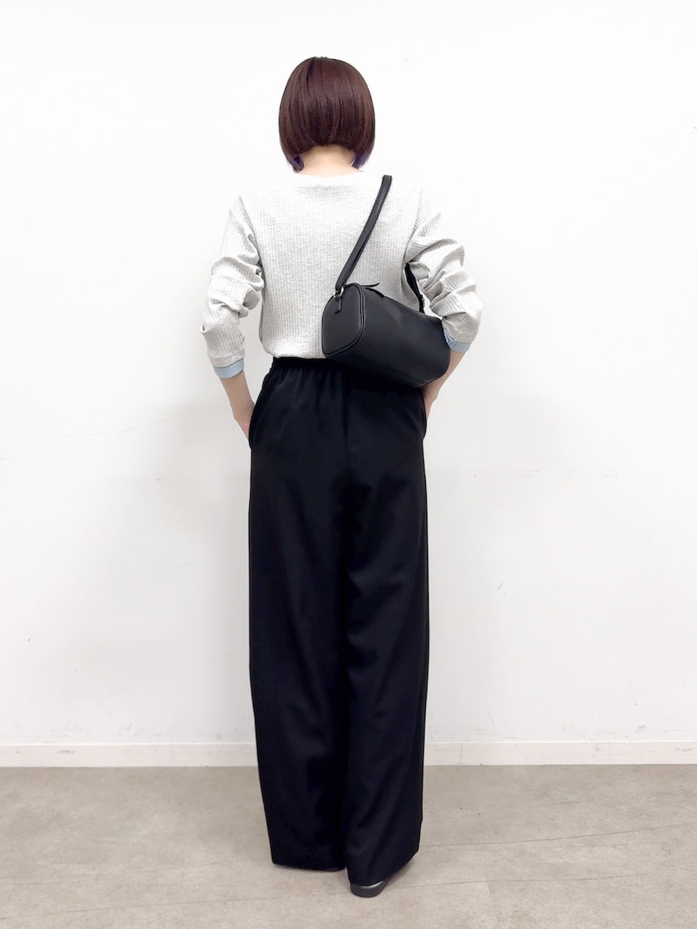 グレー系のTシャツ/カットソー、ブラック系のその他パンツ、シルバー系のパンプスを着用したレディースの秋コーディネートの3枚目の写真