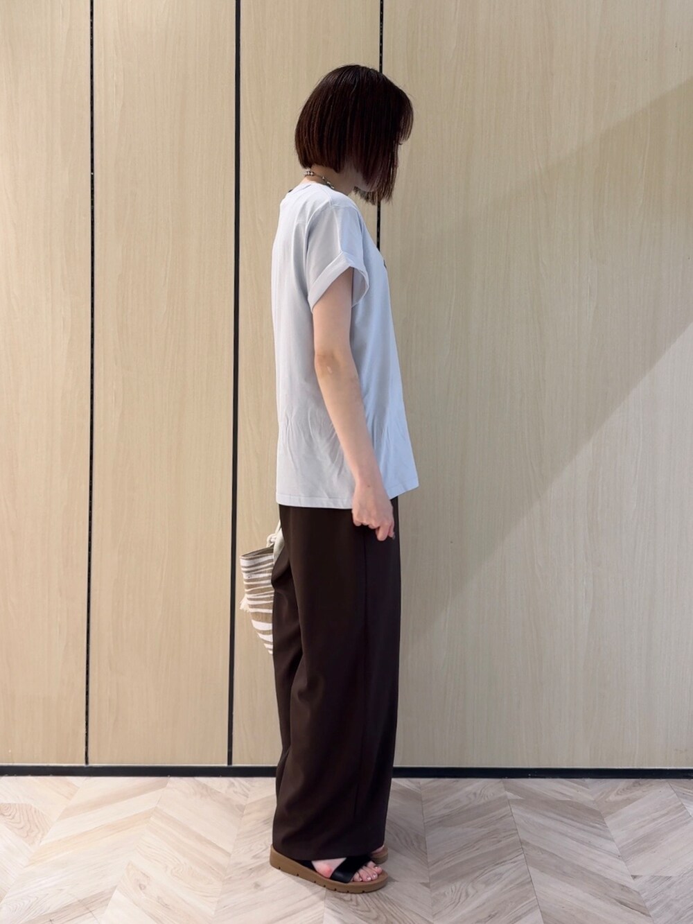 ブルー系のTシャツ/カットソー、ブラウン系のシャツ/ブラウス、ブラウン系のその他パンツを着用したレディースの夏コーディネートの5枚目の写真