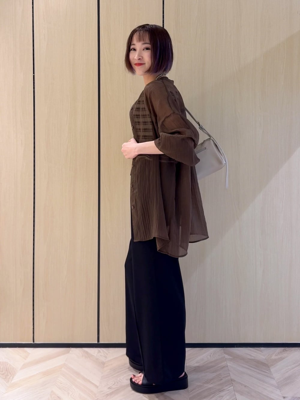 ブラウン系のシャツ/ブラウス、ベージュ系のニット/セーター、ブラック系のその他パンツを着用したレディースの夏コーディネートの4枚目の写真