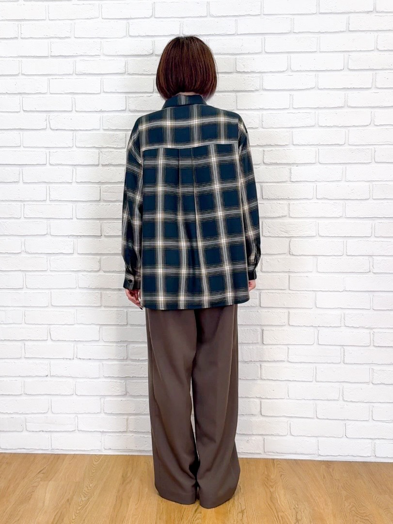 ブラック系のカーディガン/ボレロ、グリーン系のシャツ/ブラウス、ブラウン系のその他パンツを着用したレディースの秋コーディネートの9枚目の写真