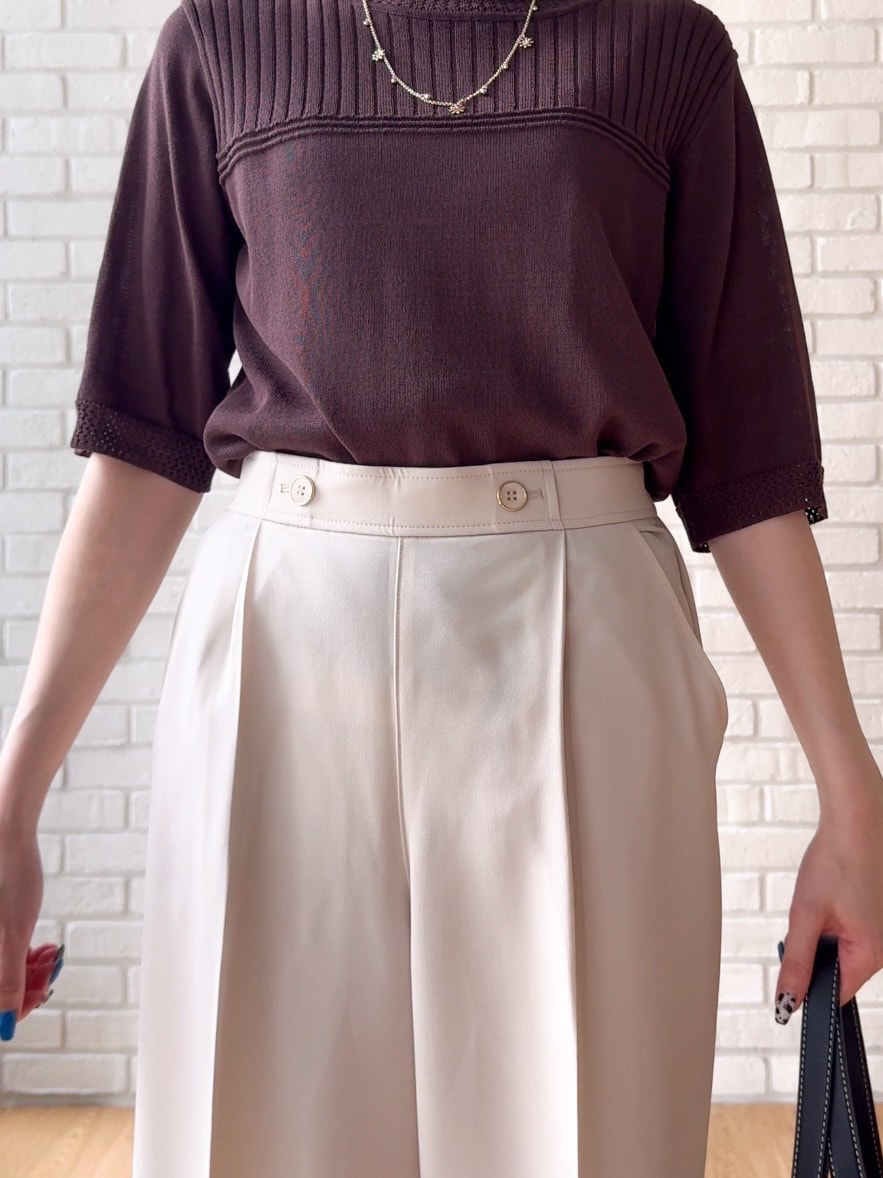 ベージュ系のその他パンツ、ブラック系のサンダル、ブラック系のトートバッグを着用したレディースの夏コーディネートの4枚目の写真