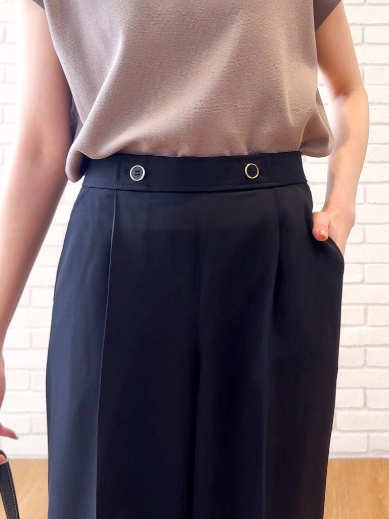 ベージュ系のニット/セーター、ブラック系のその他パンツ、ブラック系のサンダルを着用したレディースの夏コーディネートの10枚目の写真