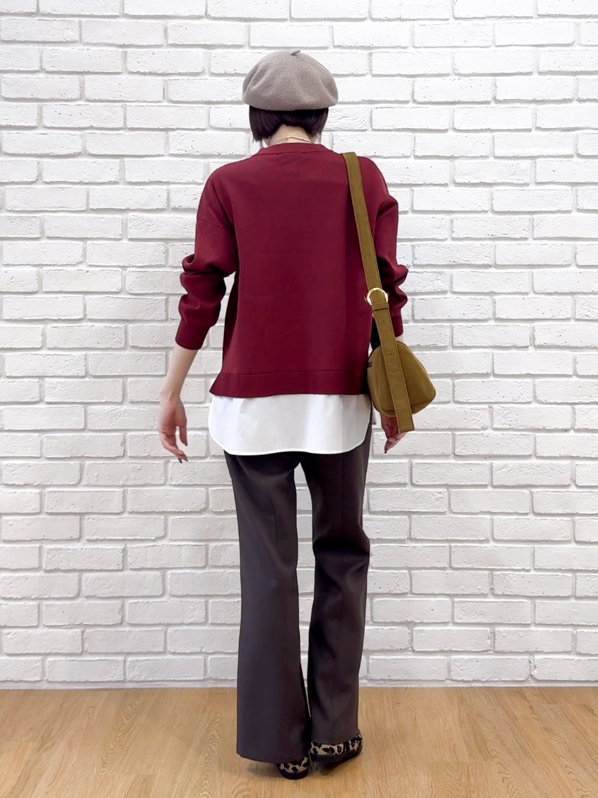 レッド系のニット/セーター、ブラウン系のその他パンツ、ブラウン系のパンプスを着用したレディースの秋コーディネートの3枚目の写真