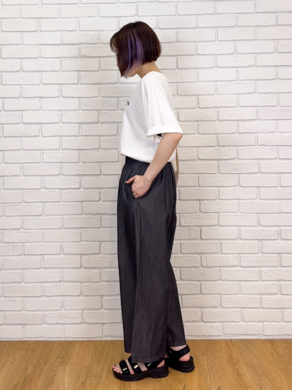 ホワイト系のTシャツ/カットソー、ブルー系のシャツ/ブラウス、ブラック系のその他パンツを着用したレディースの夏コーディネートの10枚目の写真