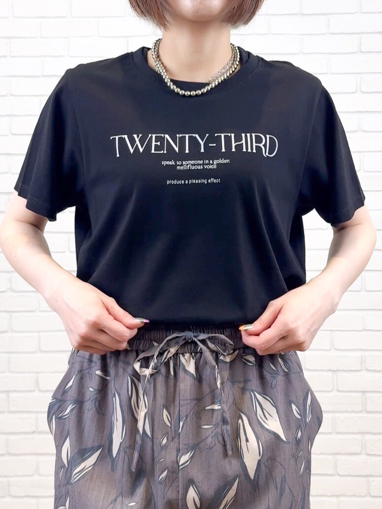 ブラック系のTシャツ/カットソー、ブラウン系のその他パンツ、ブラック系のサンダルを着用したレディースの夏コーディネートの7枚目の写真