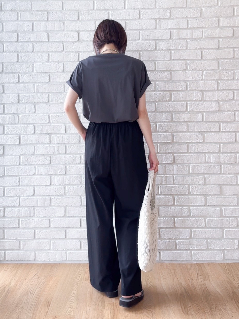 グレー系のTシャツ/カットソー、グレー系のサンダル、ホワイト系のトートバッグを着用したレディースの夏コーディネートの3枚目の写真