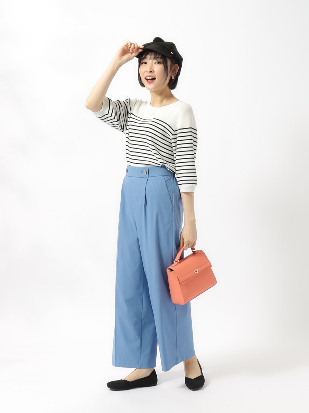 ホワイト系のニット/セーター、ピンク系のショルダーバッグ、ブルー系のその他パンツを着用したレディースの春コーディネートの2枚目の写真