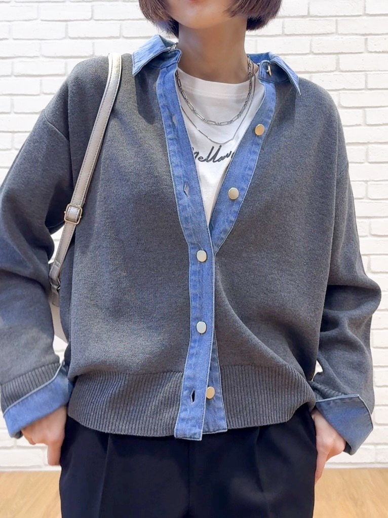 グレー系のカーディガン/ボレロ、ホワイト系のTシャツ/カットソー、ブラック系のその他パンツを着用したレディースの秋コーディネートの6枚目の写真