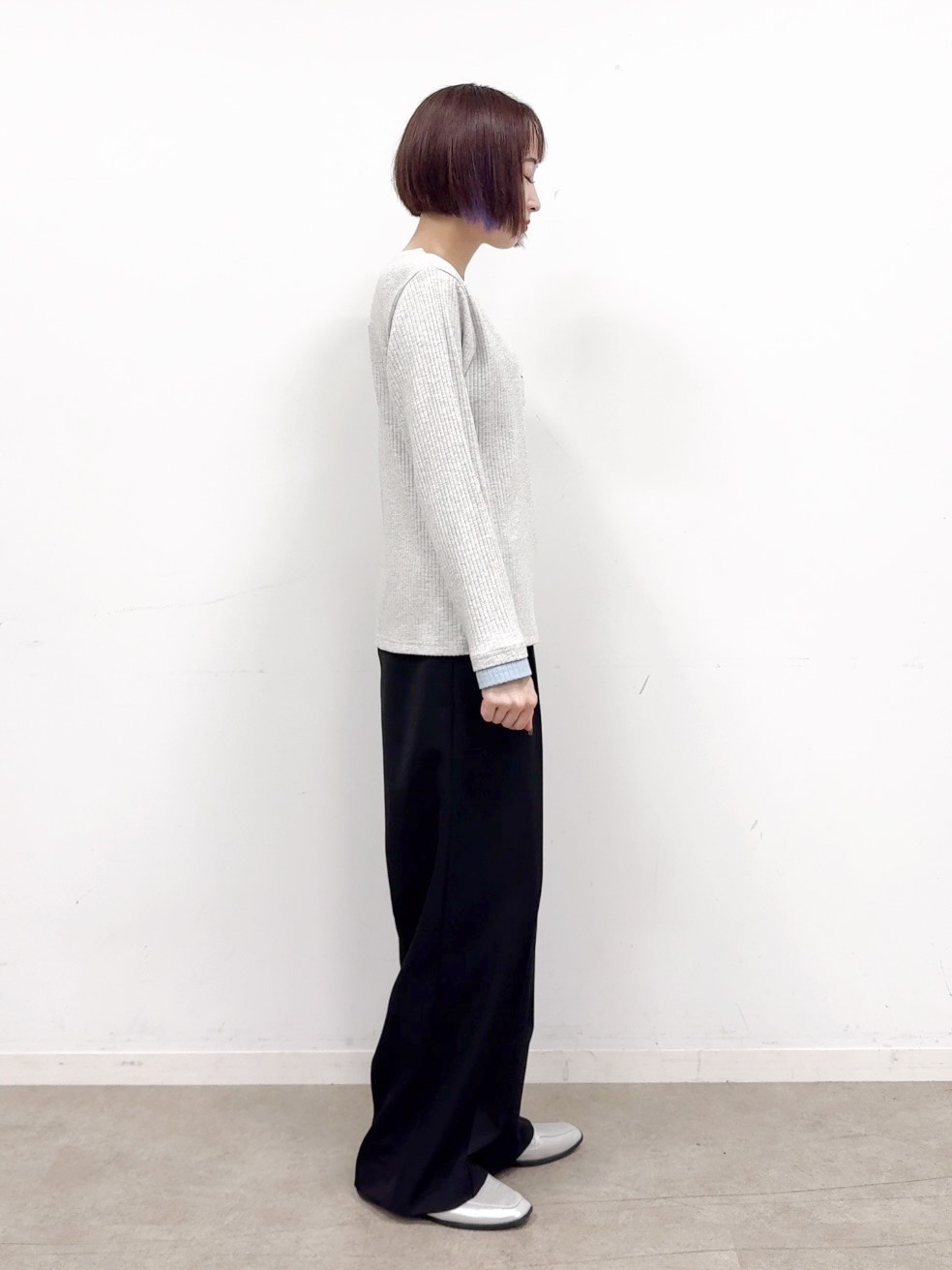 グレー系のTシャツ/カットソー、ブラック系のその他パンツ、シルバー系のパンプスを着用したレディースの秋コーディネートの9枚目の写真