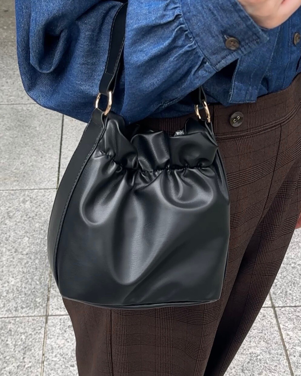 ブラウン系のその他パンツ、ブラック系のその他シューズ、ブラック系のショルダーバッグを着用したレディースの秋コーディネートの10枚目の写真