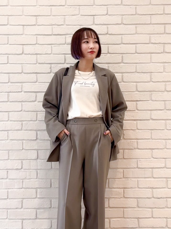 ホワイト系のTシャツ/カットソー、ベージュ系のその他パンツ、ブラック系のパンプスを着用したレディースの秋コーディネートの6枚目の写真