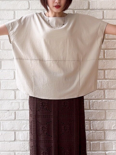 ベージュ系のTシャツ/カットソー、ブラウン系のスカート、ホワイト系のサンダルを着用したレディースの夏コーディネートの7枚目の写真