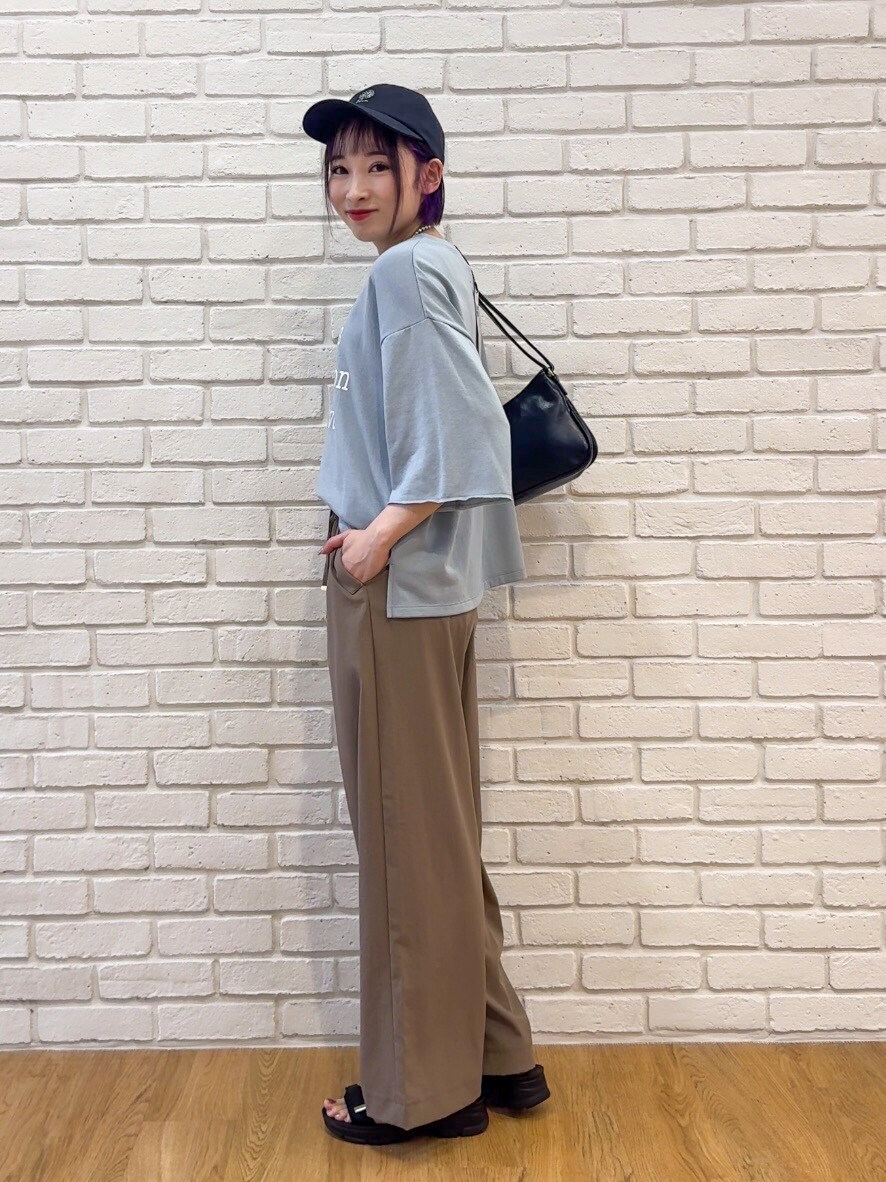 ブルー系のTシャツ/カットソー、ブラウン系のその他パンツ、ブラック系のサンダルを着用したレディースの夏コーディネートの4枚目の写真