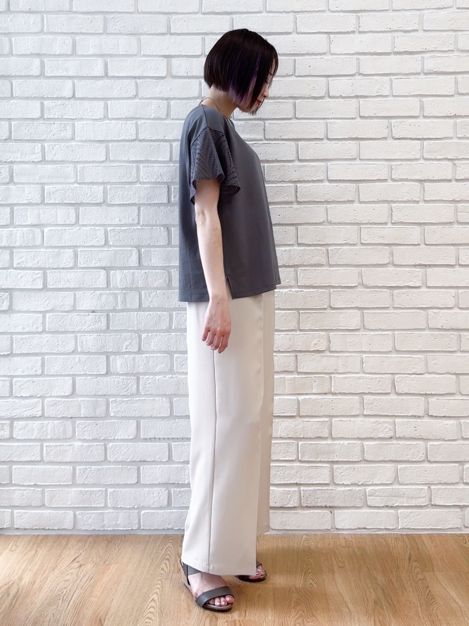 グレー系のTシャツ/カットソー、ベージュ系のその他パンツ、ブラウン系のサンダルを着用したレディースの夏コーディネートの8枚目の写真