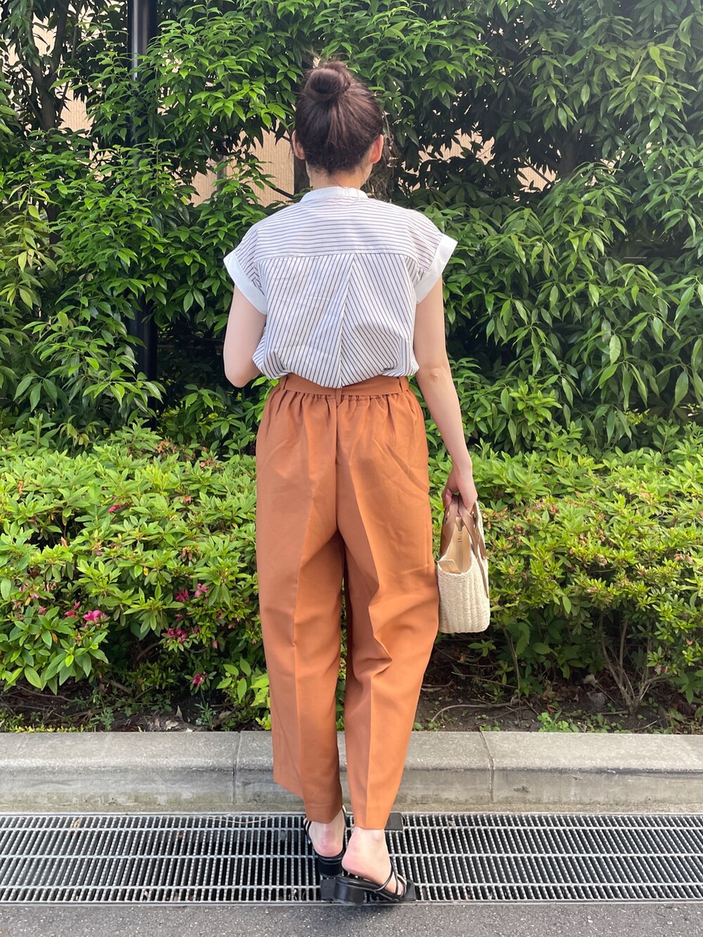 ピンク系のシャツ/ブラウス、オレンジ系のその他パンツ、ホワイト系のサンダルを着用したレディースの夏コーディネートの3枚目の写真