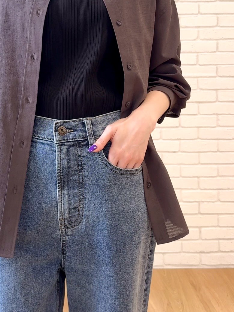 ブラウン系のシャツ/ブラウス、ブラック系のタンクトップ、ブルー系のデニムパンツを着用したレディースの夏コーディネートの8枚目の写真